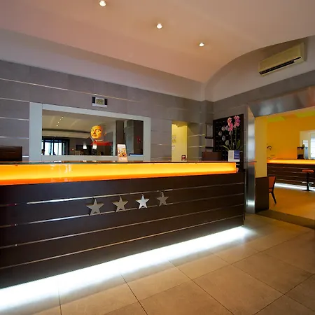Western Crystal Palace Otel