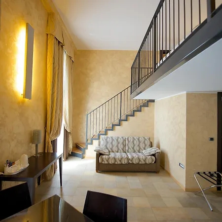 Western Crystal Palace מלון